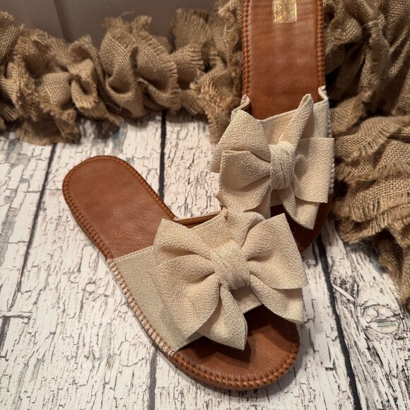 NWOT Womens Slip On Sandals with Bow Cream Canvas Slim sole - Picture 1 of 3